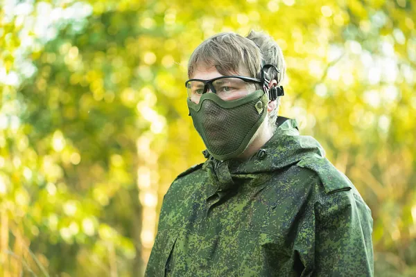 Tam Teçhizatlı Güvenlik Maskeli Otomatik Silahlı Askerlerin Portresi Hava Yumuşak — Stok fotoğraf