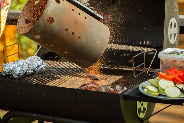 Les Charbons Chauffés Sont Versés Dans Brasero Pour Cuisson Des — Photo