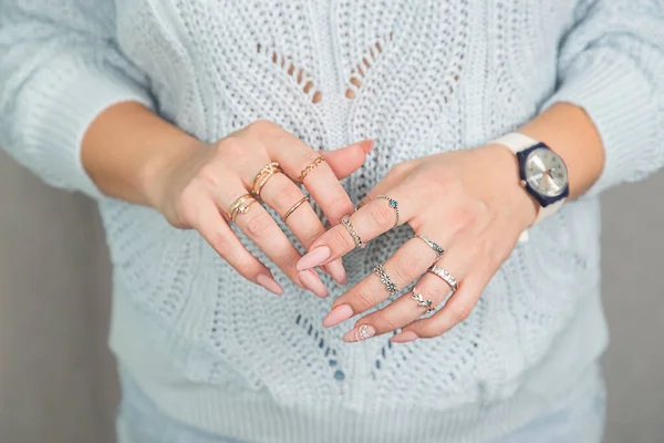 Vrouwen Handen Met Een Mooie Manicure Ringen Zijn Gevouwen Borst — Stockfoto