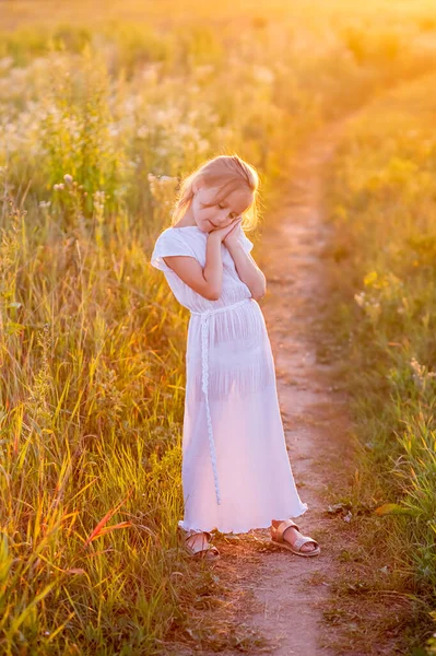 Bonito Pouco Caucasiano Criança Menina Branco Vestido Posando Olhando Para — Fotografia de Stock