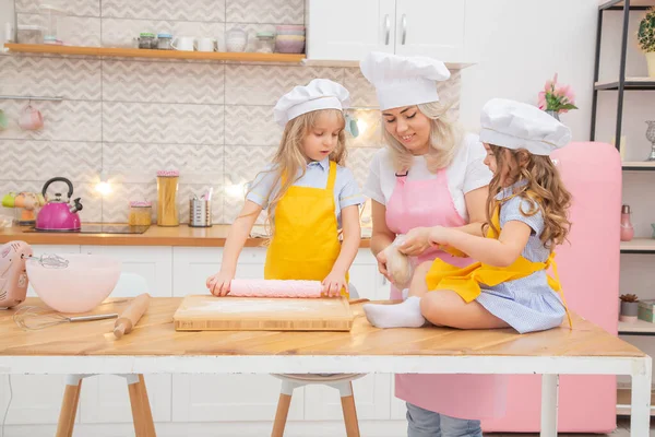 快乐的高加索母亲帮助她的学龄前女儿为自制烘焙面团 两代女性家庭在厨房一起做饭 — 图库照片