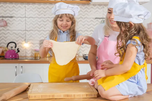 Sorridente Mamma Caucasica Che Insegna Alle Figlie Stendere Pasta Con — Foto Stock