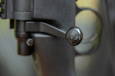 Otomatik silahın seçici odaklı ve bulanık arkaplanlı parçalarının yakın plan görüntüsü