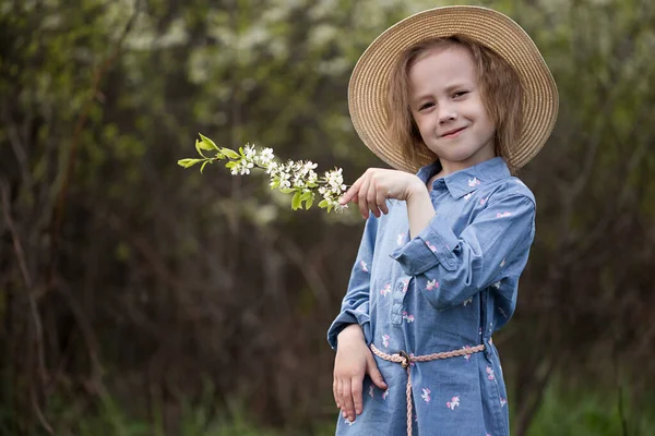 Retrato Linda Menina Caucasiana Anos Idade Parque Sob Flores Cerejeira — Fotografia de Stock
