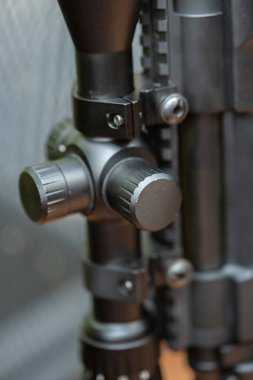 Otomatik silahın seçici odaklı ve bulanık arkaplanlı parçalarının yakın plan görüntüsü