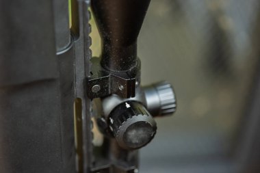 Otomatik silahın seçici odaklı ve bulanık arkaplanlı parçalarının yakın plan görüntüsü