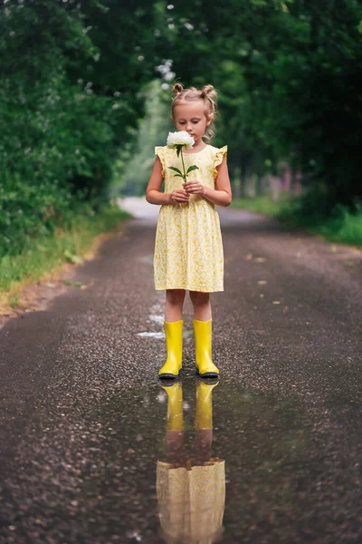 Retrato Menina Caucasiana Anos Vestido Amarelo Botas Chuva Parque Segurando — Fotografia de Stock