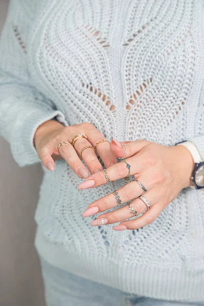 Vrouwen Handen Met Een Mooie Manicure Ringen Zijn Gevouwen Borst — Stockfoto
