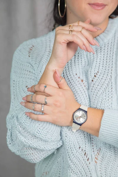 Vrouwen Handen Met Een Mooie Manicure Ringen Zijn Gevouwen Borst — Stockfoto