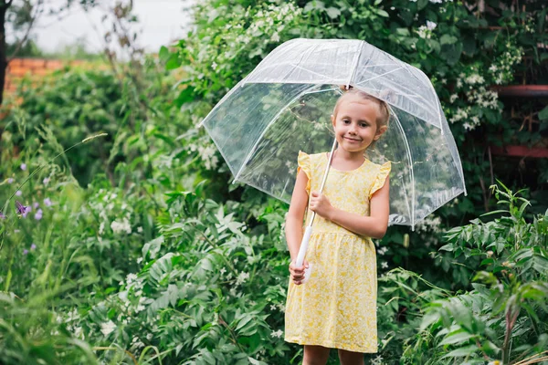 Feliz Niña Emocional Con Paraguas Transparente Vestido Amarillo Botas Lluvia — Foto de Stock