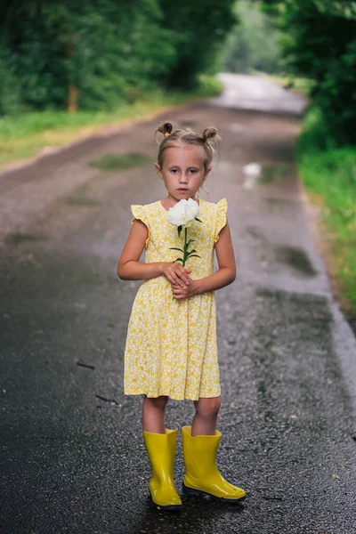 Retrato Menina Caucasiana Anos Vestido Amarelo Botas Chuva Parque Segurando — Fotografia de Stock