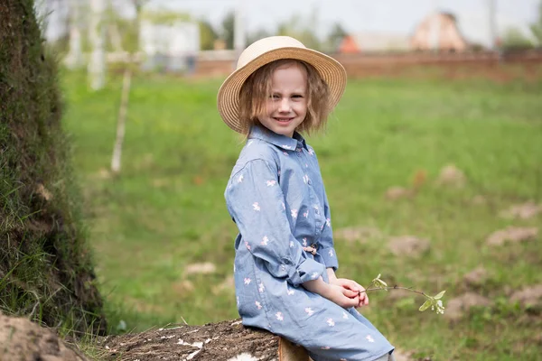 Linda Niña Caucásica Sienta Tronco Aserrado Bosque Junto Ella Encuentra — Foto de Stock