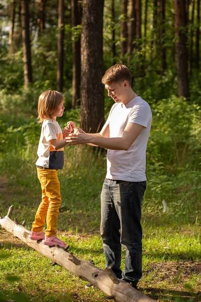 Chica Caucásica Años Caminando Sobre Tronco Sosteniendo Mano Papá Padre — Foto de Stock