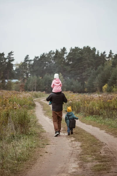 Família Feliz Com Dois Filhos Andando Campo Outono Papai Carrega — Fotografia de Stock