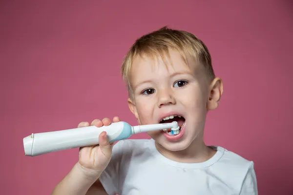 Sonriente Niño Caucásico Limpiando Sus Dientes Con Cepillo Dientes Eléctrico — Foto de Stock