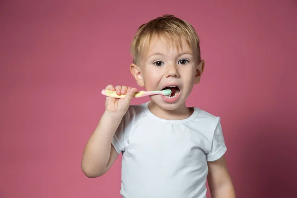 Sonriente Niño Caucásico Limpiando Sus Dientes Con Cepillo Dientes Manual — Foto de Stock