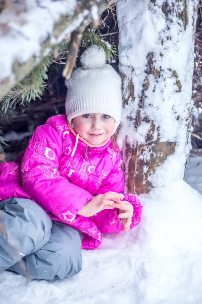 Kaukasisches Mädchen Von Jahren Wärmt Die Hände Einer Hütte Aus — Stockfoto