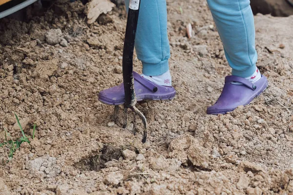 Das Mädchen Gräbt Die Erde Mit Einer Mistgabel Garten Aus — Stockfoto