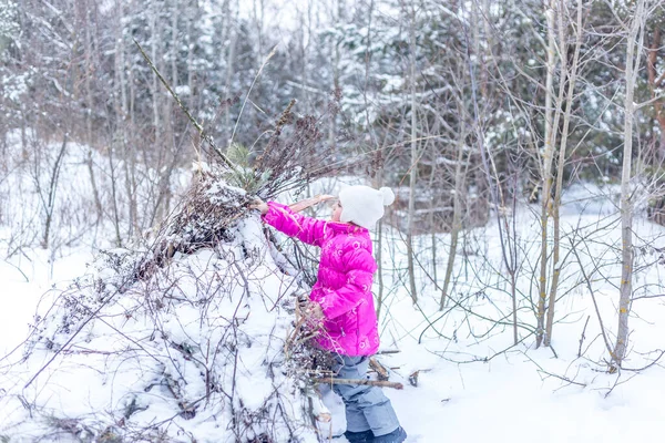 Menina Caucasiana Anos Constrói Uma Cabana Ramos Coníferas Floresta Inverno — Fotografia de Stock