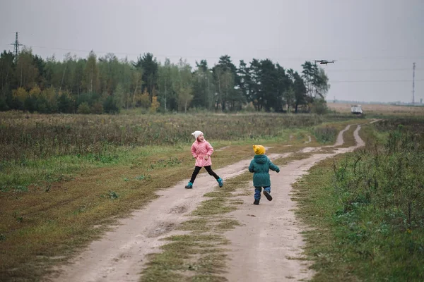 Children Run Field Children Play Field Running Flying Drone — Stock Photo, Image