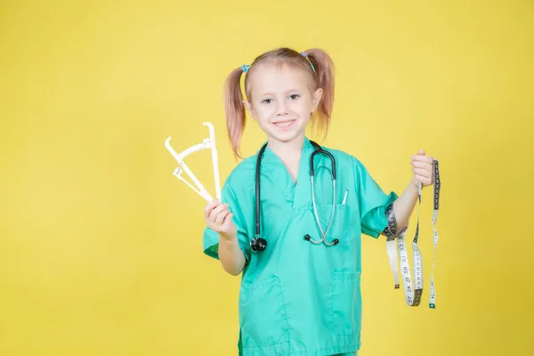 Retrato Pequena Criança Caucasiana Vestida Com Médicos Casaco Verde Prende — Fotografia de Stock