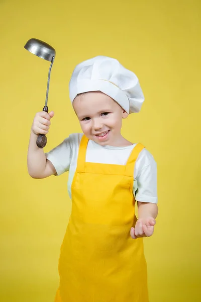 Küçük Beyaz Çocuk Aşçıyı Oynuyor Önlüklü Çocuk Şef Şapkası Sarı — Stok fotoğraf