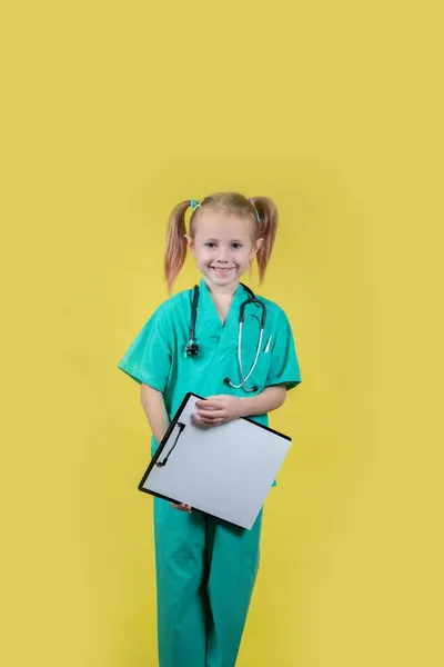 Potret Anak Kaukasia Kecil Yang Tersenyum Mengenakan Mantel Hijau Dokter Stok Gambar Bebas Royalti