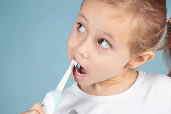 Retrato Linda Niña Caucásica Cepillarse Los Dientes Pie Sobre Fondo — Foto de Stock