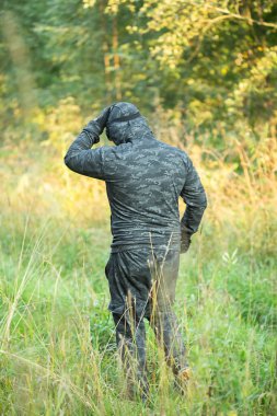 Tam teçhizatlı askerlerin otomatik silahları var. Hava yumuşak vuruş topu oynamaya hazırlanıyorlar.