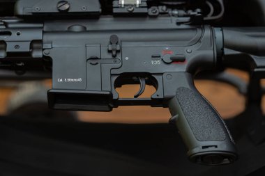 Otomatik silahın seçici odaklı ve bulanık arkaplanlı parçalarının yakın plan görüntüsü