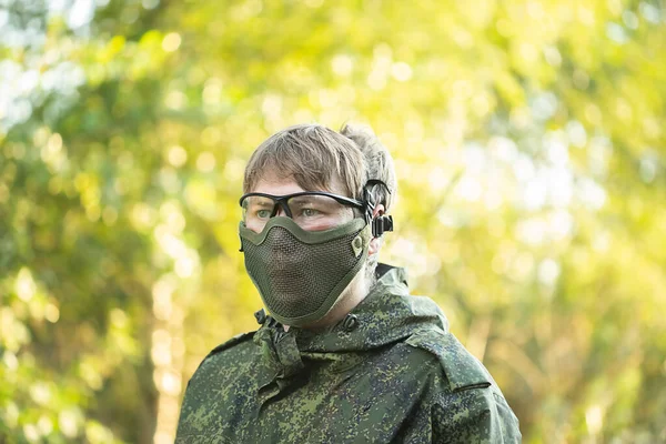 Tam Teçhizatlı Güvenlik Maskeli Otomatik Silahlı Askerlerin Portresi Hava Yumuşak — Stok fotoğraf