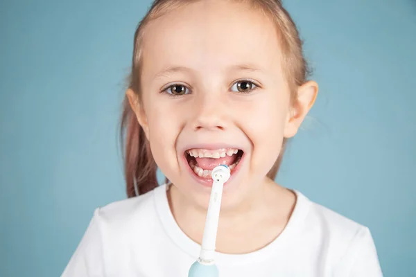 Retrato Linda Niña Caucásica Cepillarse Los Dientes Pie Sobre Fondo — Foto de Stock