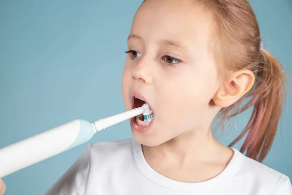 Adorable Niño Caucásico Cepillarse Los Dientes Pie Sobre Fondo Azul — Foto de Stock