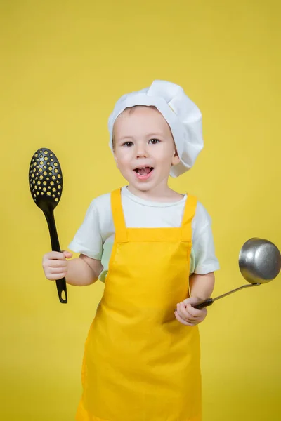 Mały Biały Chłopiec Bawiący Się Szefa Kuchni Chłopiec Fartuchu Kapelusz — Zdjęcie stockowe