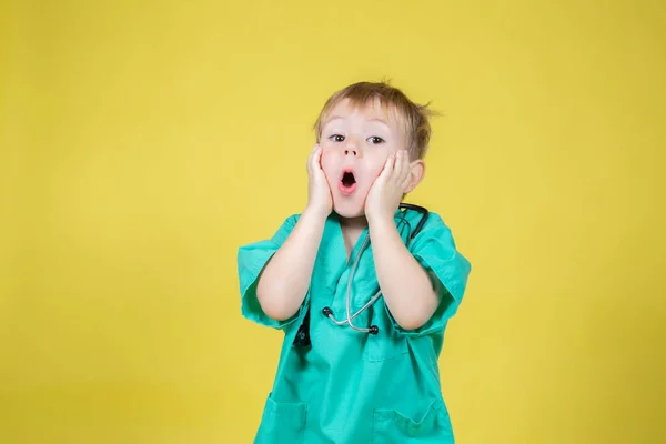 Portrait Petit Garçon Caucasien Choqué Vêtu Médecins Vert Posant Émotionnellement — Photo