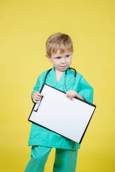 Retrato Pequeño Niño Caucásico Vestido Con Médicos Abrigo Verde Sostiene — Foto de Stock