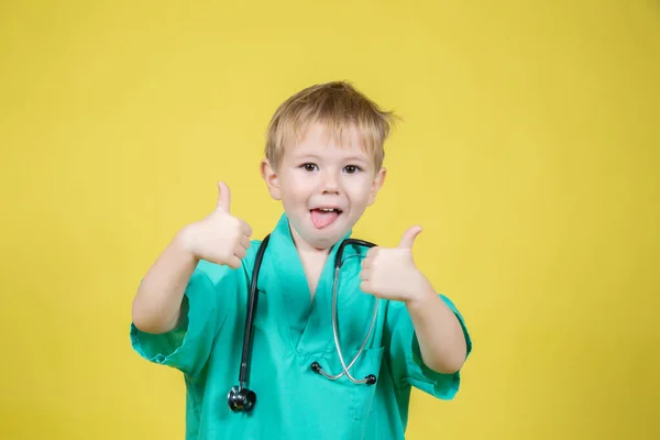 Πορτρέτο Του Χαριτωμένο Μικρό Καυκάσιο Αγόρι Ντυμένο Πράσινο Γιατρούς Δείχνει — Φωτογραφία Αρχείου