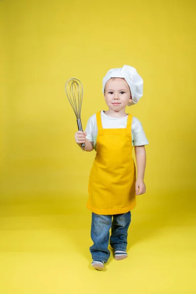 Küçük Beyaz Çocuk Aşçıyı Oynuyor Önlüklü Çocuk Sarı Arka Planda — Stok fotoğraf
