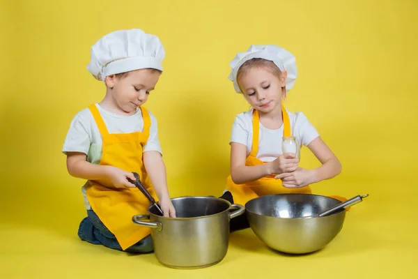 Pequeños Niños Caucásicos Jugando Chef Niños Delantal Sombrero Chef Sentado — Foto de Stock