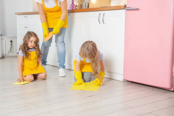 Happy školky dívky mokré čištění kuchyně — Stock fotografie