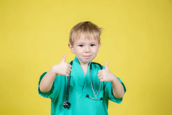 Retrato Lindo Niño Caucásico Vestido Verde Médicos Mostrando Pulgar Hacia — Foto de Stock