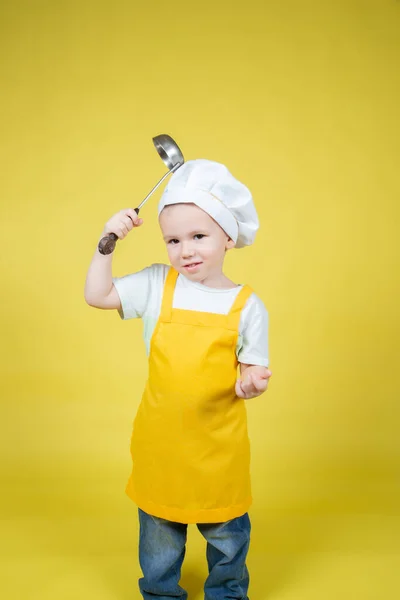 Mały Biały Chłopiec Bawiący Się Szefa Kuchni Chłopiec Fartuchu Kapelusz — Zdjęcie stockowe