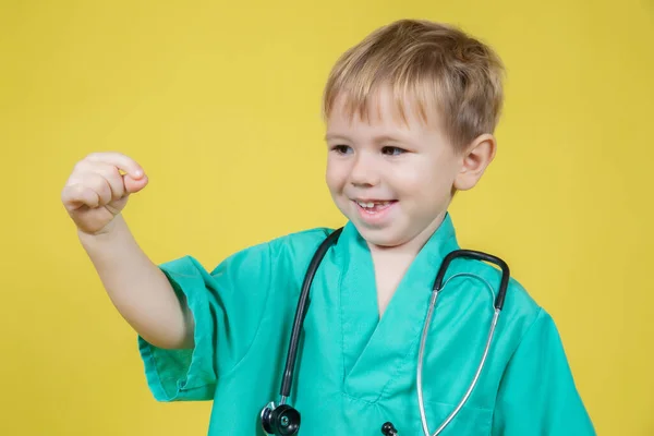 Retrato Lindo Niño Caucásico Vestido Verde Médicos Mostrando Gesto Sobre — Foto de Stock