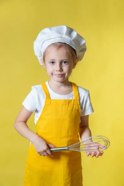 Piccola Ragazza Caucasica Giocare Chef Ragazza Grembiule Cappello Dello Chef — Foto Stock