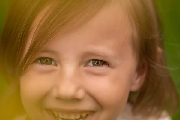 Portret Van Schattig Klein Blank Meisje Casual Sluiten Het Bos — Stockfoto