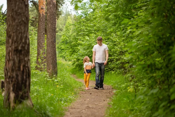 Pai Pequena Filha Caucasiana Caminham Floresta Verão Menina Segura Mão — Fotografia de Stock