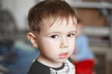 Kameraya bakan küçük beyaz çocuk, evde yaşam tarzı fotoğrafçılığı.