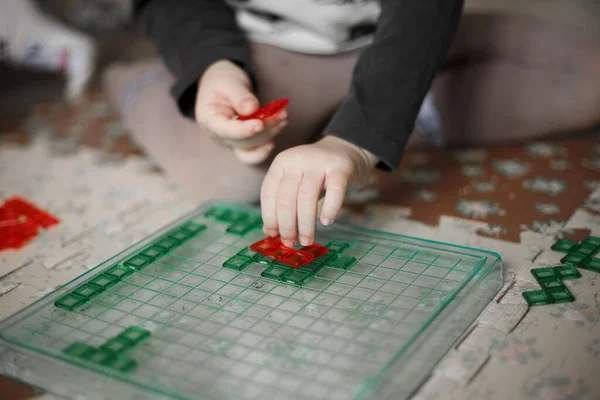 Hände Eines Kleinen Kaukasischen Jungen Beim Brettspiel Auf Dem Fußboden — Stockfoto