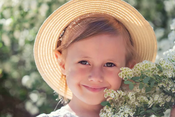 Retrato Hermosa Niña Caucásica Vestido Boho Arbusto Floreciente Con Flores —  Fotos de Stock