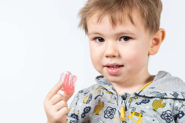 Lindo Niño Caucásico Con Pelo Rubio Está Sosteniendo Entrenador Miofunción — Foto de Stock